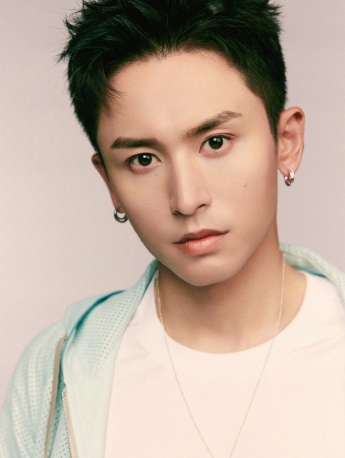 张哲瀚薄荷绿外套帅气图片写真
