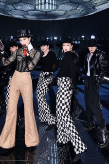 Li Yuchun 2022 New Year's Eve party stage photos