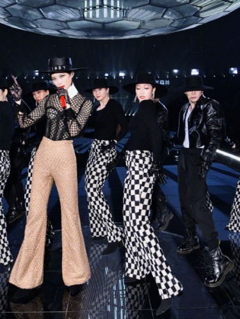 李宇春2022跨年晚会舞台照图片