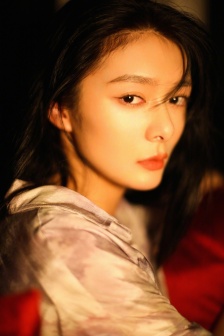 Fu Jing's sexy fashion photos in dim light and shadow