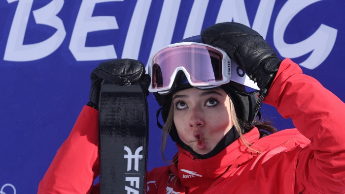 Gu Ailing makes faces in competition computer wallpaper