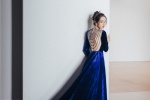 迪麗熱巴藍色絲絨長裙性感寫真圖片