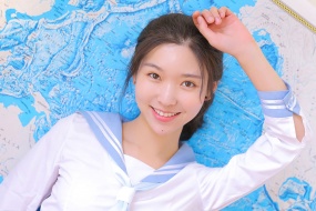 清秀美女蓝白海军制服写真桌面壁纸