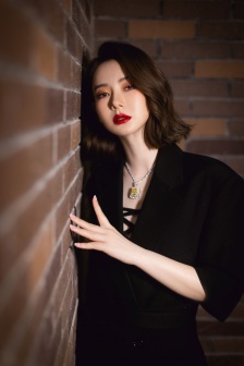 戚薇熱辣紅唇性感圖片寫真