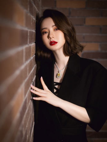 戚薇熱辣紅唇性感圖片寫真