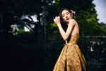 Wang Feifei's sexy pictures and photos of gilded wood grain skirt