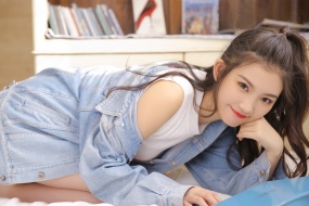 书房美女唯美动人写真桌面壁纸