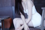 Jiang Shuying sexy photo in white tight suspender skirt