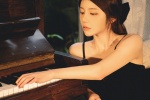 鋼琴少女唯美性感吊帶寫真