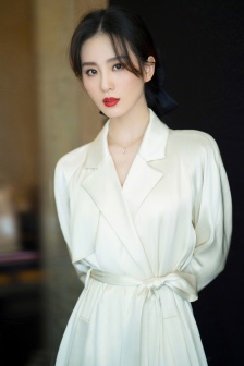 Liu Shishi's fashionable and sexy photos with red lips and makeup