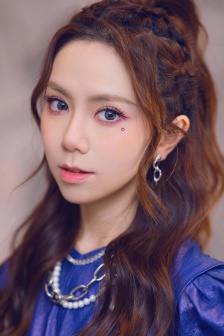 Deng Ziqi full screen mobile wallpaper picture