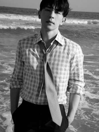 Deng Lun's black and white textured photo of seaside atmosphere