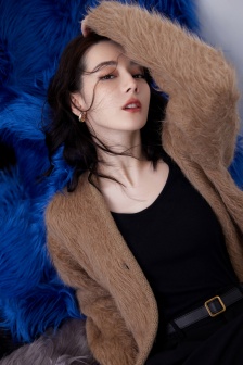 Dilireba fashionable and sexy photo in coffee-colored sweater