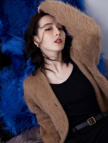 迪麗熱巴咖色毛衣時尚性感寫真