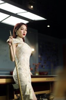 Wang Zhongyao's sexy photo of lace slit cheongsam