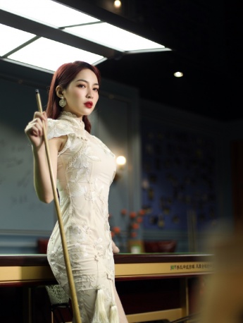 Wang Zhongyao's sexy photo of lace slit cheongsam