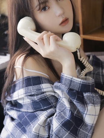 露肩吊帶美女性感寫真手機壁紙