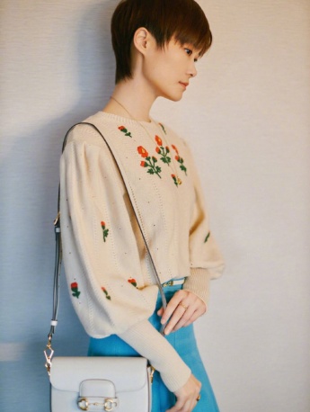 Li Yuchun elegant and sexy photo pictures in blue dress