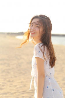 Beautiful and touching photos of beauties at the beach in summer