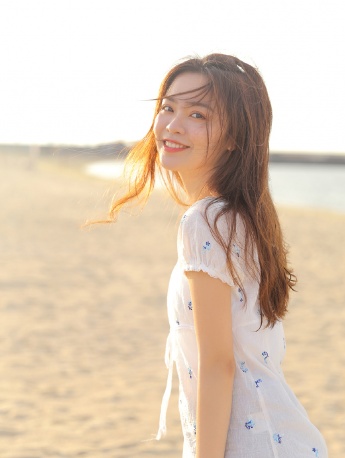 夏日海边美女唯美动人写真