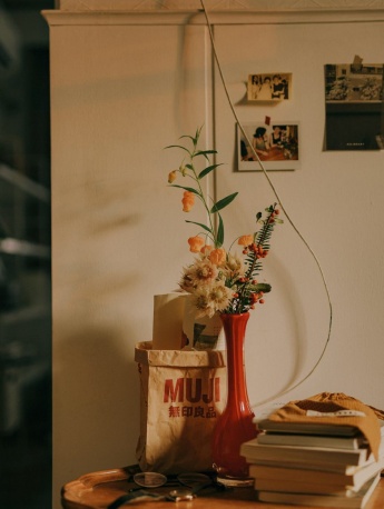 Retro and beautiful still life photography mobile wallpaper