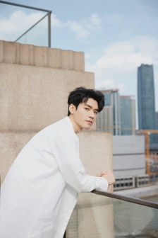 Gong Jun's refreshing and handsome photo in white shirt