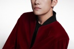 Yi Yangqianxi handsome photo in red jacket