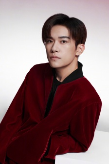 Yi Yangqianxi handsome photo in red jacket