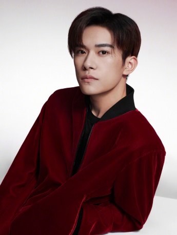 Yi Yangqianxi handsome photo in red jacket