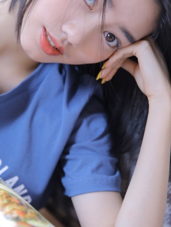 清新又迷人的美女圖片手機壁紙