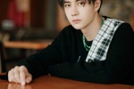 Wang Yibo handsome photo in street style black and white checkered pants