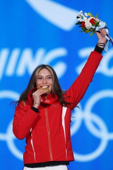 Pictures of Gu Ailing biting the gold medal to celebrate victory