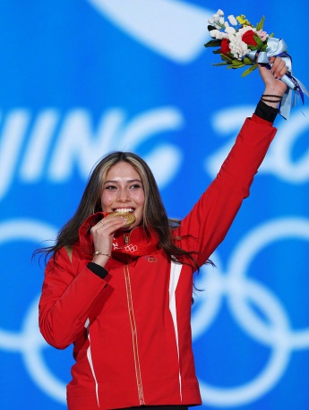 Pictures of Gu Ailing biting the gold medal to celebrate victory