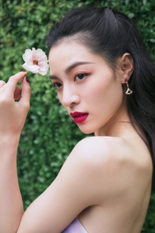 Sexy photo pictures of Zhong Chuxi in flowery tube top dress