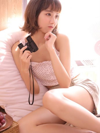 吊带短裤美女魅惑性感私房写真
