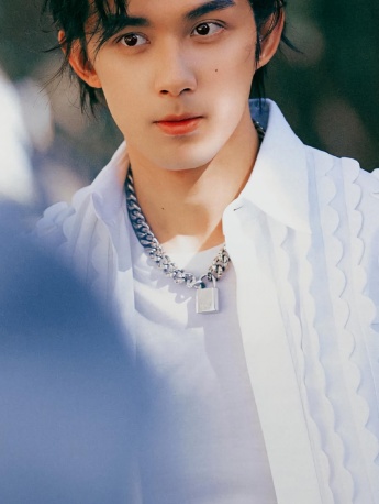 吴磊港风白色衬衫手机壁纸