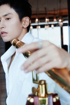 Zhang Zhehan handsome photo picture with relief flowers in white shirt