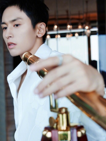 张哲瀚浮雕花朵白衬衫帅气写真图片