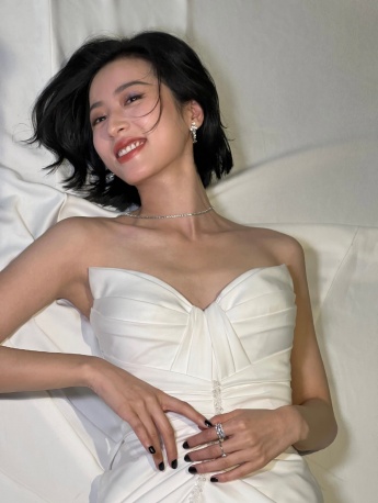 Zhou Yutong's sexy photos at the 2021 Chinese Drama Ceremony