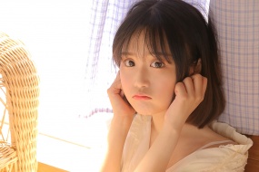 俏皮短發美女桌麵壁紙圖片