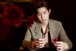 Wang Yuan's red flower suit is elegant and handsome pictures and photos
