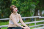 丰满运动美女撩人性感操场写真
