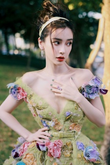 Angelababy sexy photo in yellow and green carved dress