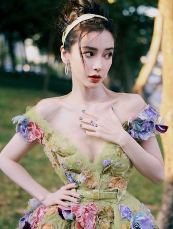 Angelababy sexy photo in yellow and green carved dress