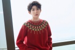 Wang Yuan's handsome spring photo in red sweater