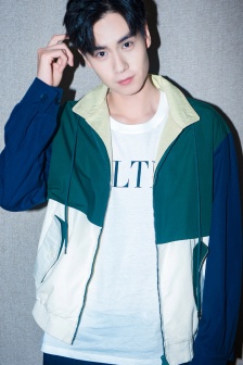 Handsome celebrity Hu Yitian mobile wallpaper pictures