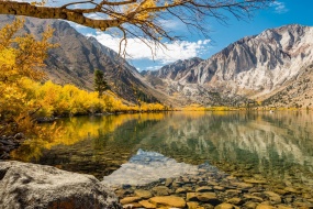 Beautiful natural scenery computer wallpaper at the beginning of autumn