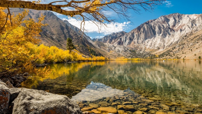 Beautiful natural scenery computer wallpaper at the beginning of autumn