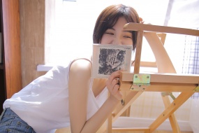 素净甜美女生桌面壁纸图片