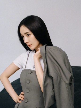 Yang Mi fashion magazine behind-the-scenes photos and photos